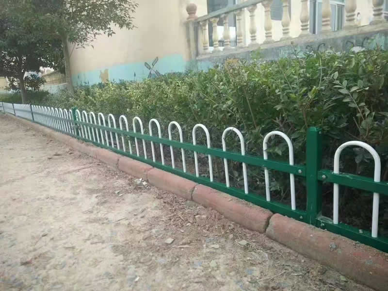 U型鋅鋼草坪護欄